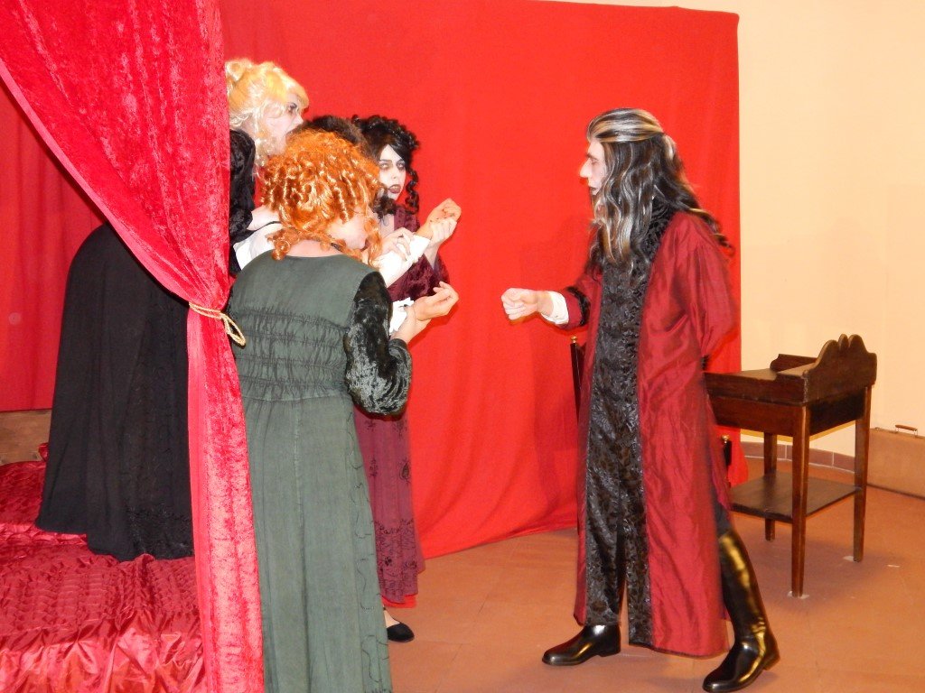 Draculas Vampirbräute "kümmern" sich um Harker