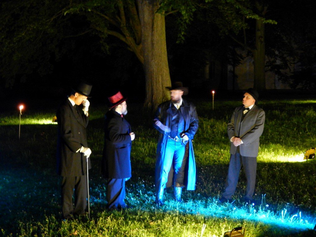 Dracula-Bekämpfer Van Helsing (Andy Gretschmann) mit Dr. John Seward (Martin Kraus), Quincy Morris (Andreas Senger) und Arthur Holmewood (Pierre Borell)