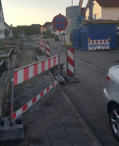 Baustelle in der Büchiger Straße - Fahrzeuge und Fußgänger im Nadlöhr