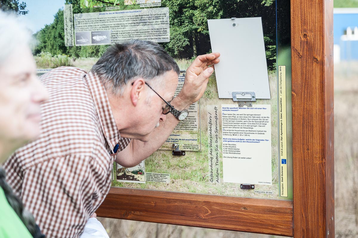 Der Sachgebietsleiter Umwelt der Stadt Stutensee – Reiner Dick – prüft Fragen.