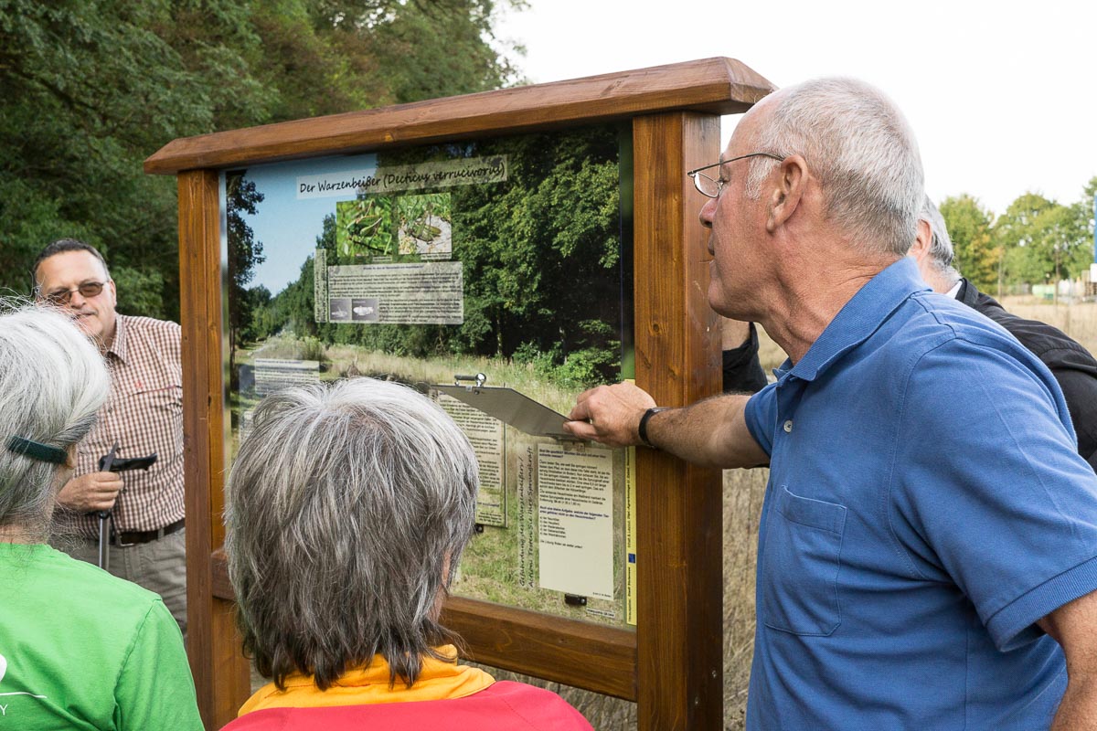 Uli Zabel macht auf Infoklappen aufmerksam