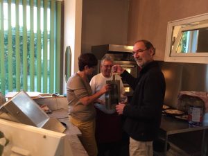 Ortsvorsteher Heidt übergibt Geschenk