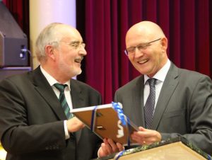 Geschenkübergabe von OB Demal an Matthias Ehrlein