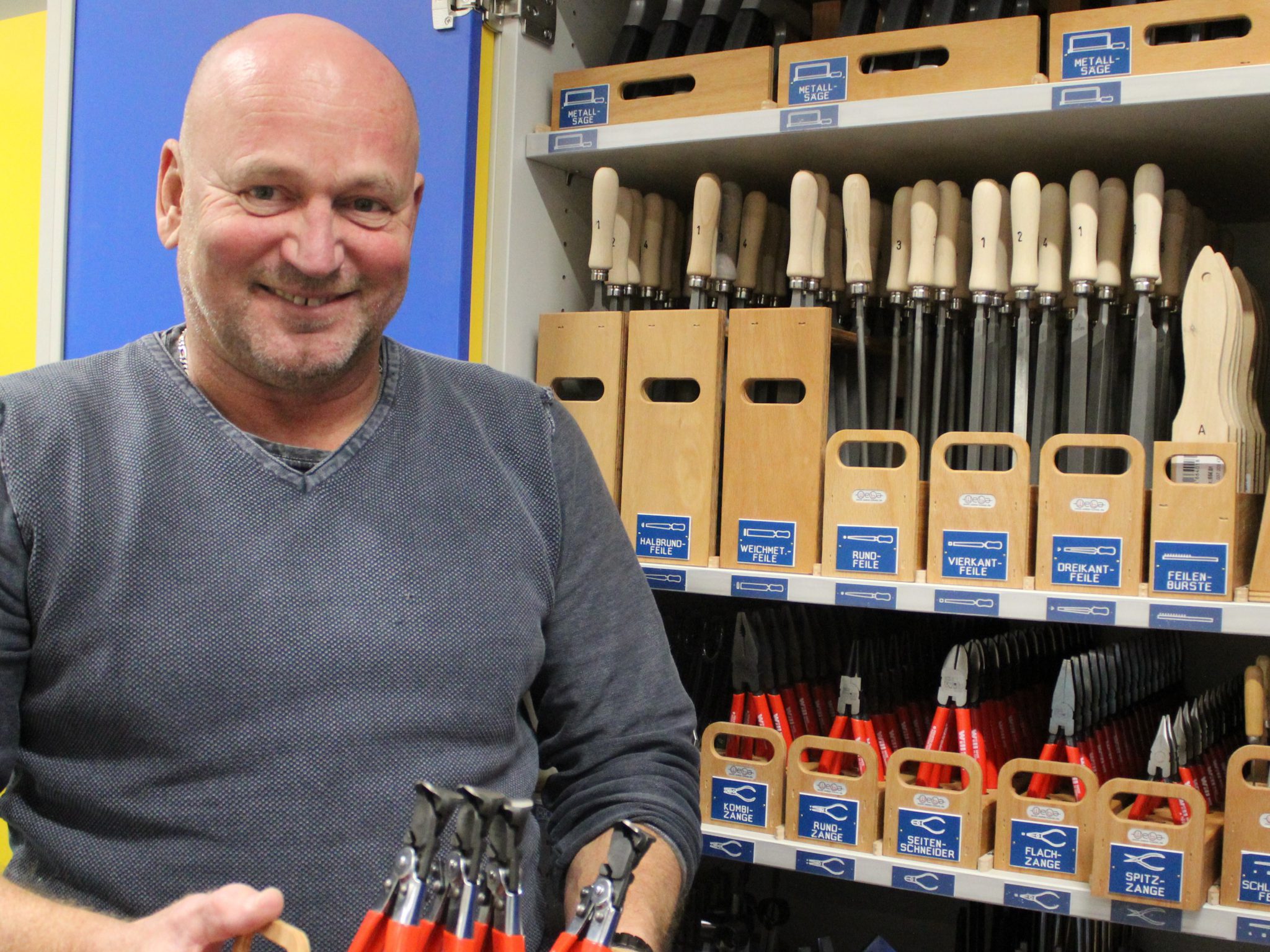 Technik- und Sportlehrer Mathias Becker-Brand ist begeistert von der neuen Ausstattung.