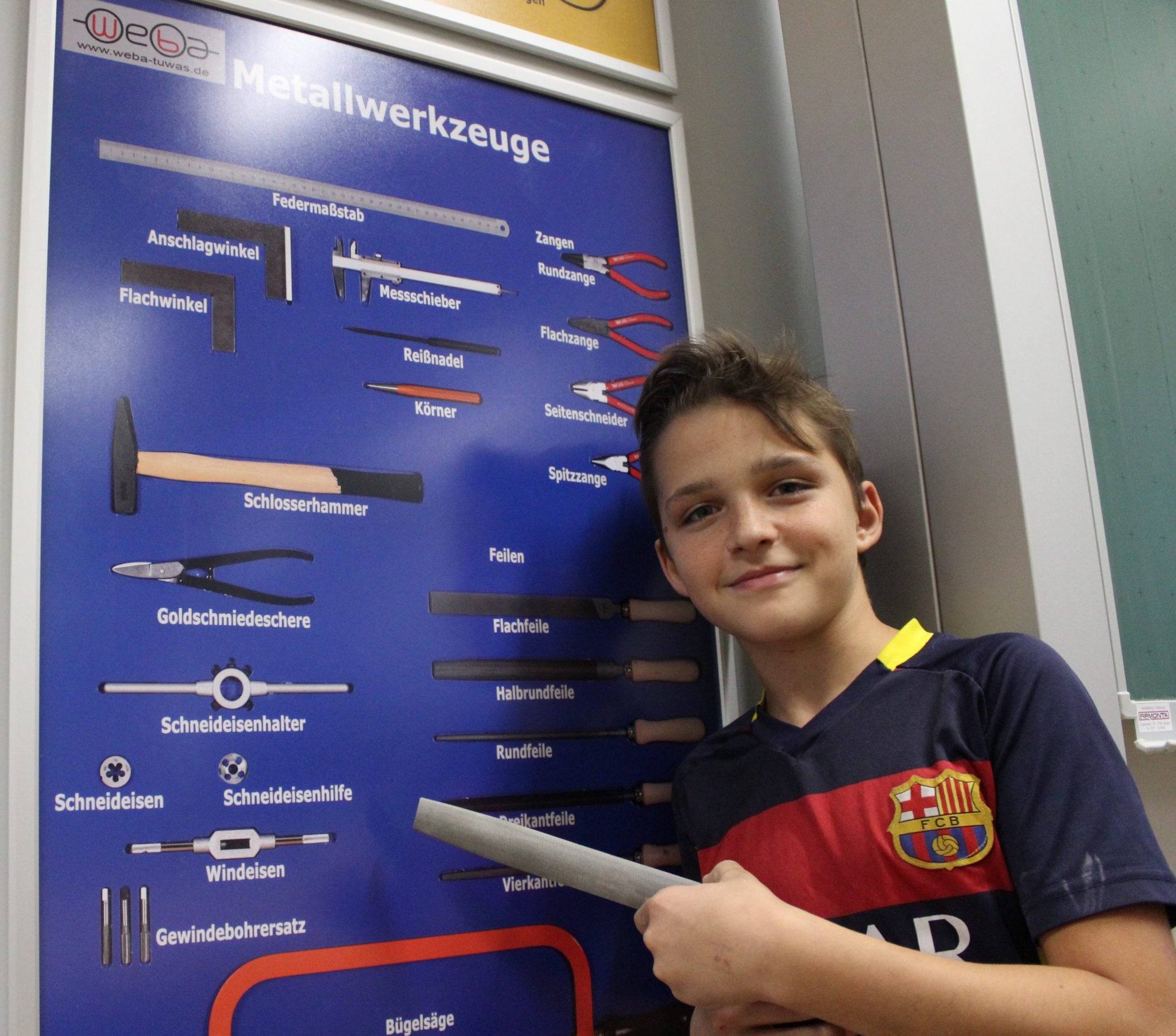 So macht lernen Spaß: Keano ist 11 Jahre alt und besucht die Klasse 6a. Er findet die genaue Bezeichnungen der Werkzeuge auf den Plakaten sehr hilfreich.