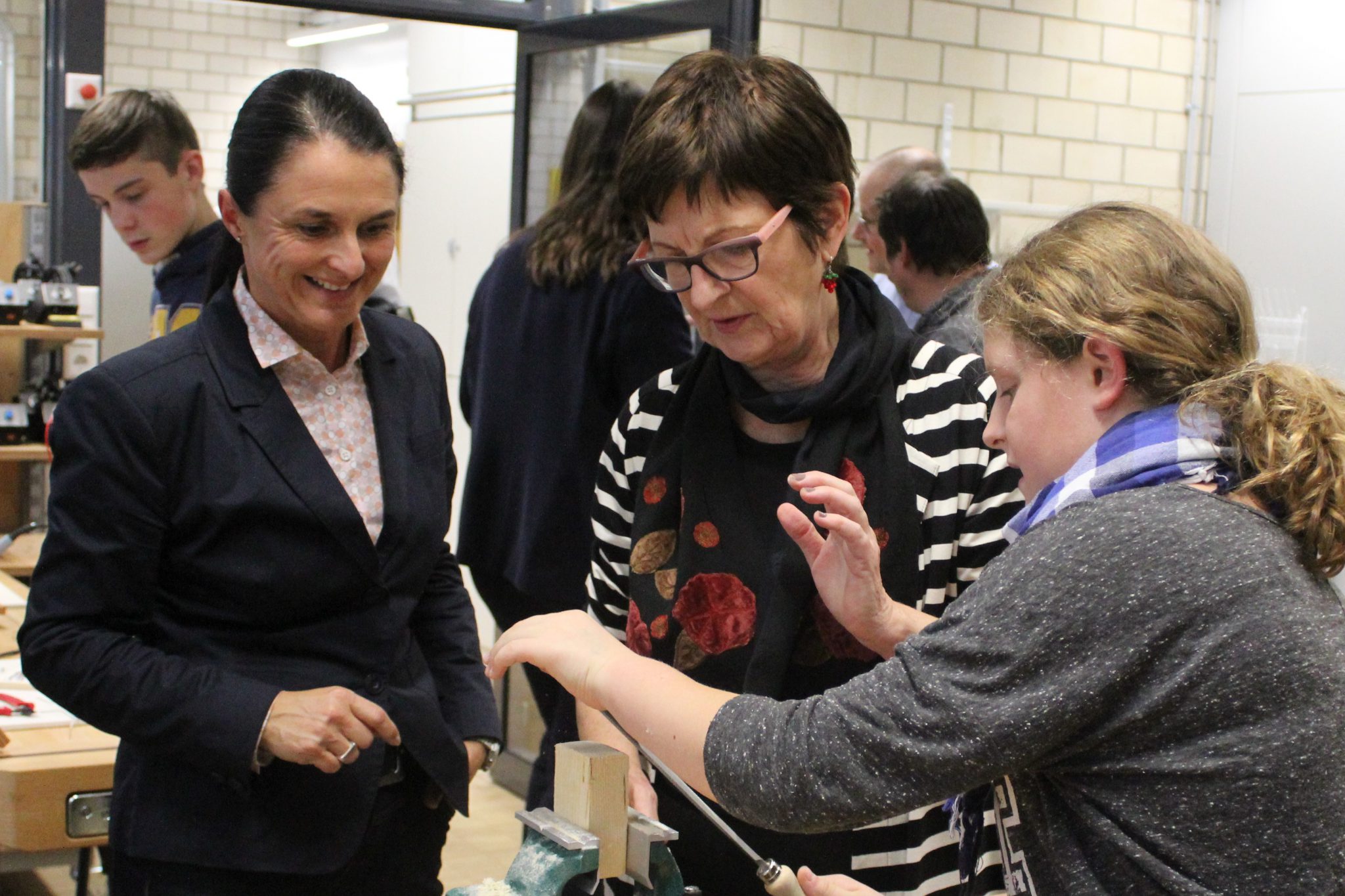 Sylvia Tröger und Eva Friedmann legen selbst Hand an