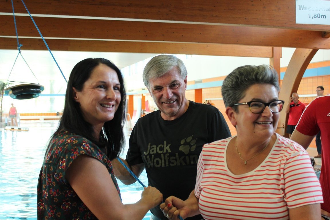 Stöpselziehen im alten Stutenseebad (2018): Erste Bürgermeisterin Sylvia Tröger, Bürgermeister Edgar Geißler, künftige Oberbürgermeisterin Petra Becker