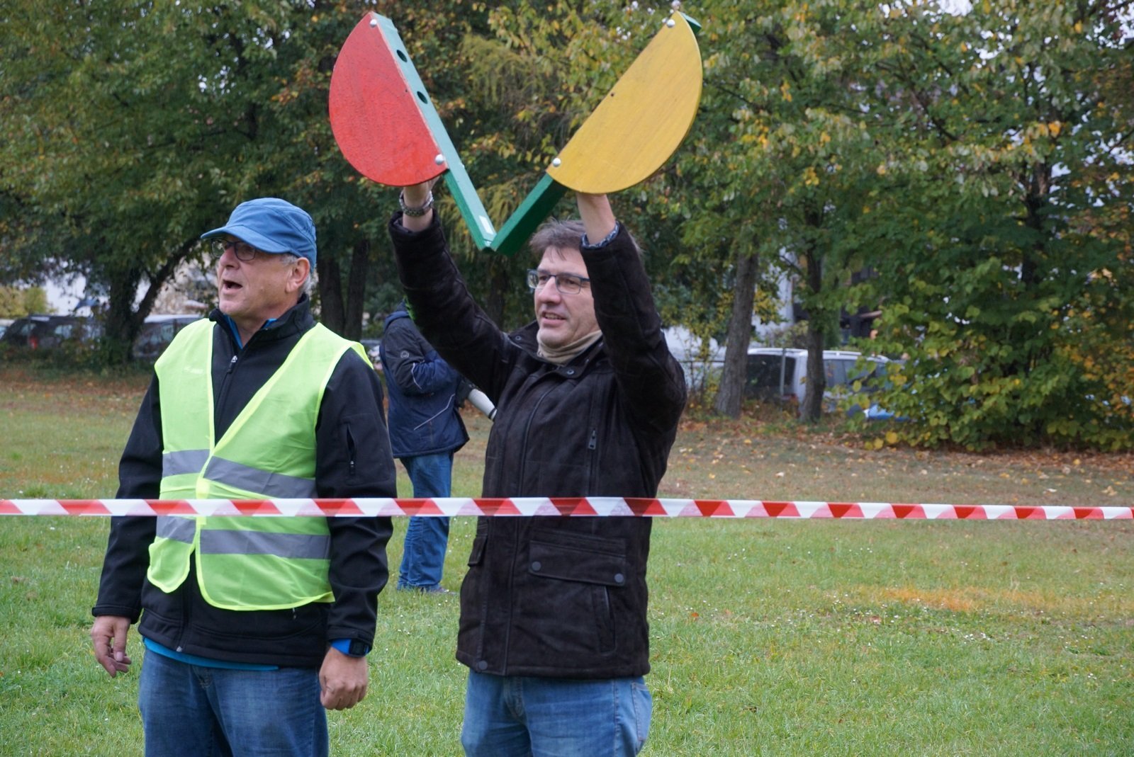 Ortsvorsteher Lutz Schönthal gibt das Startsignal
