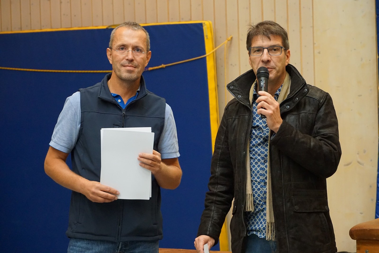 Sponsor Andreas Dürr, Ortsvorsteher Lutz Schönthal küren Sieger des Stutensee-Cups