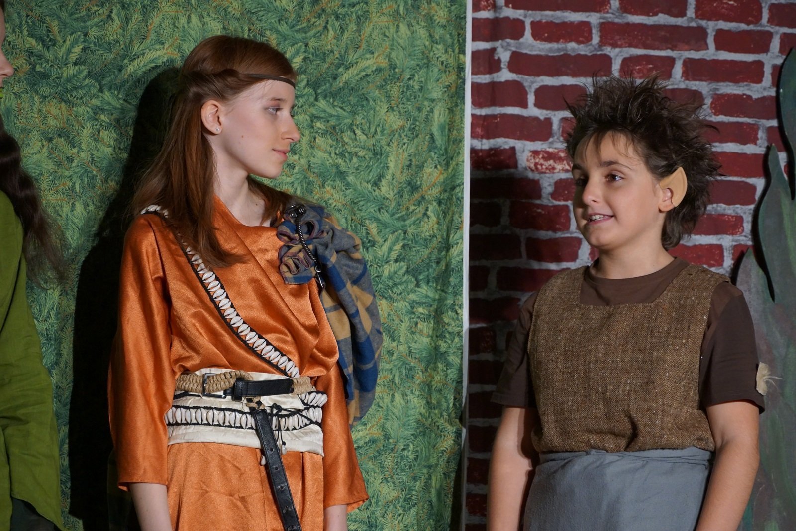 Druidin (Paulina Lesch) und Hausgeist (Charlotte Bartholomä)