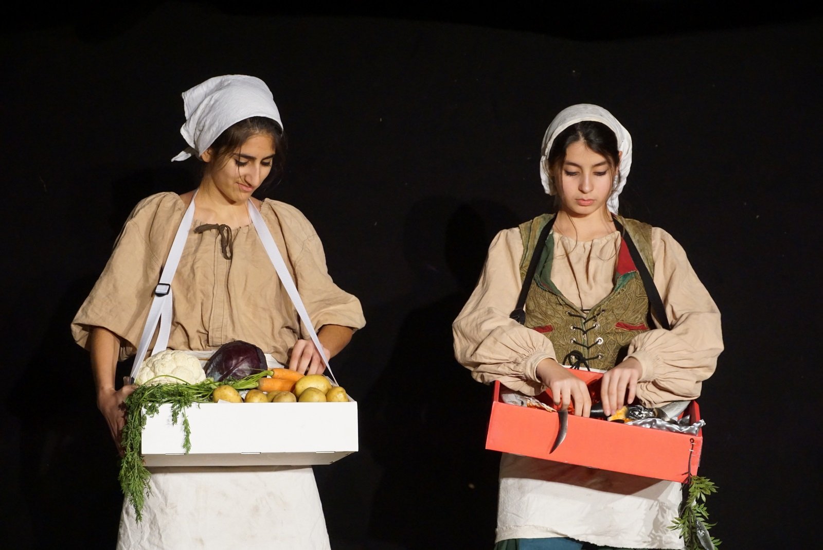 Marktfrauen Molly Malone (Ela Sener) und Peggy O'Connor (Sophia Rezazadeh)