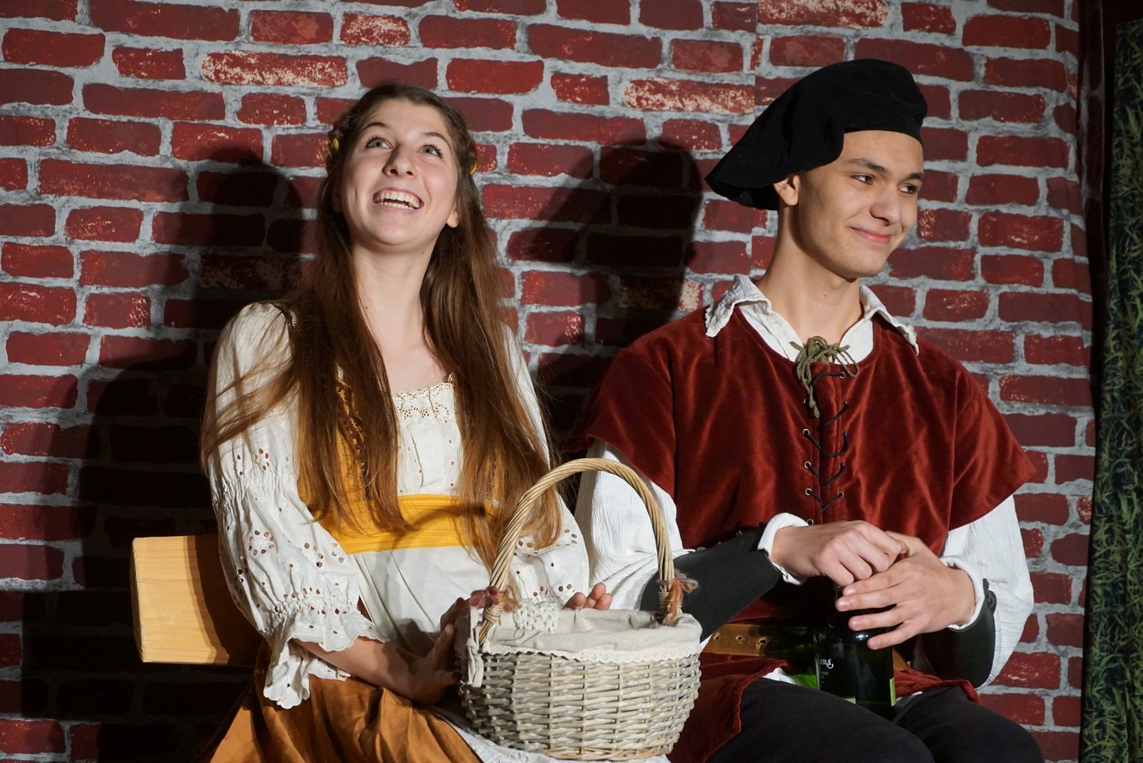 Biddy O'Brien (Katharina Thrum) mit Tim Finnegan (Jaron Raupp)