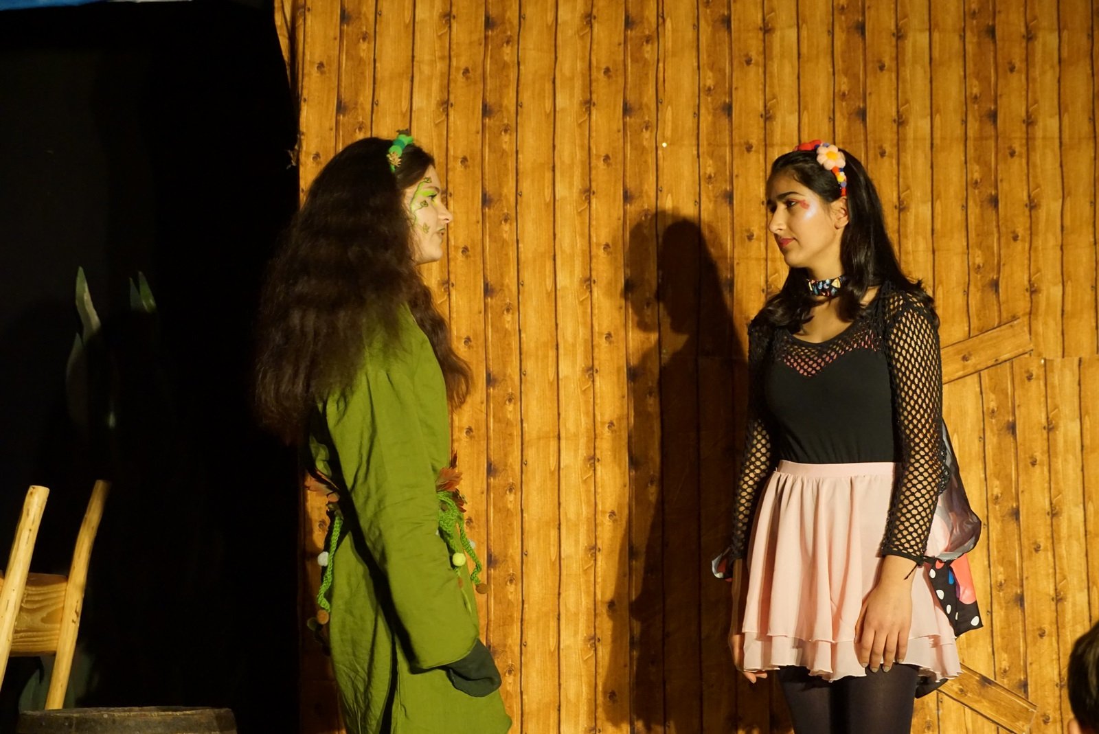 Waldelfe (Marie Retzer) und Blumenfee (Anita Rezazadeh)