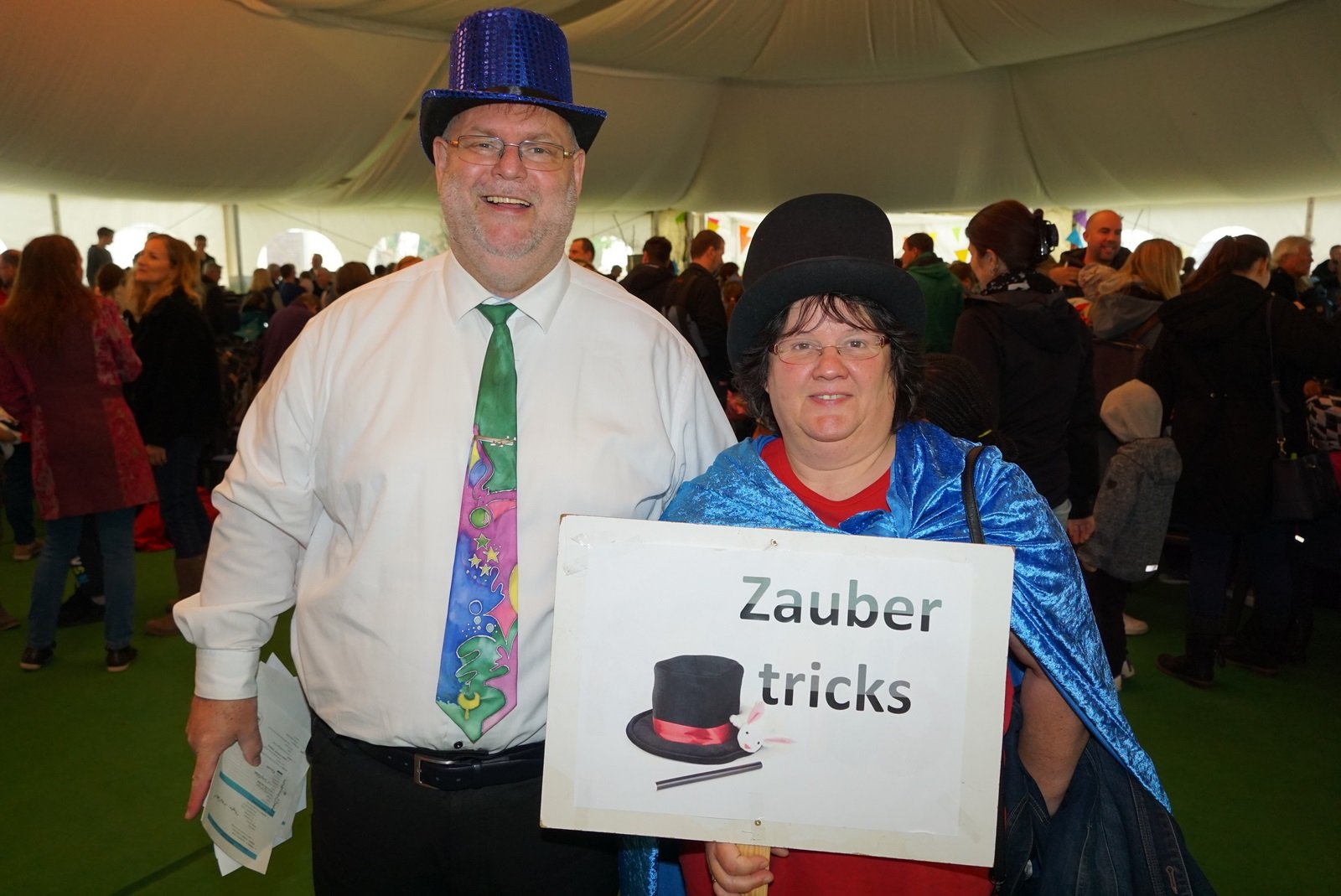 Große Zirkus-Gala - Pfarrer Jörg Seiter mit Gattin bei den Zaubertricks