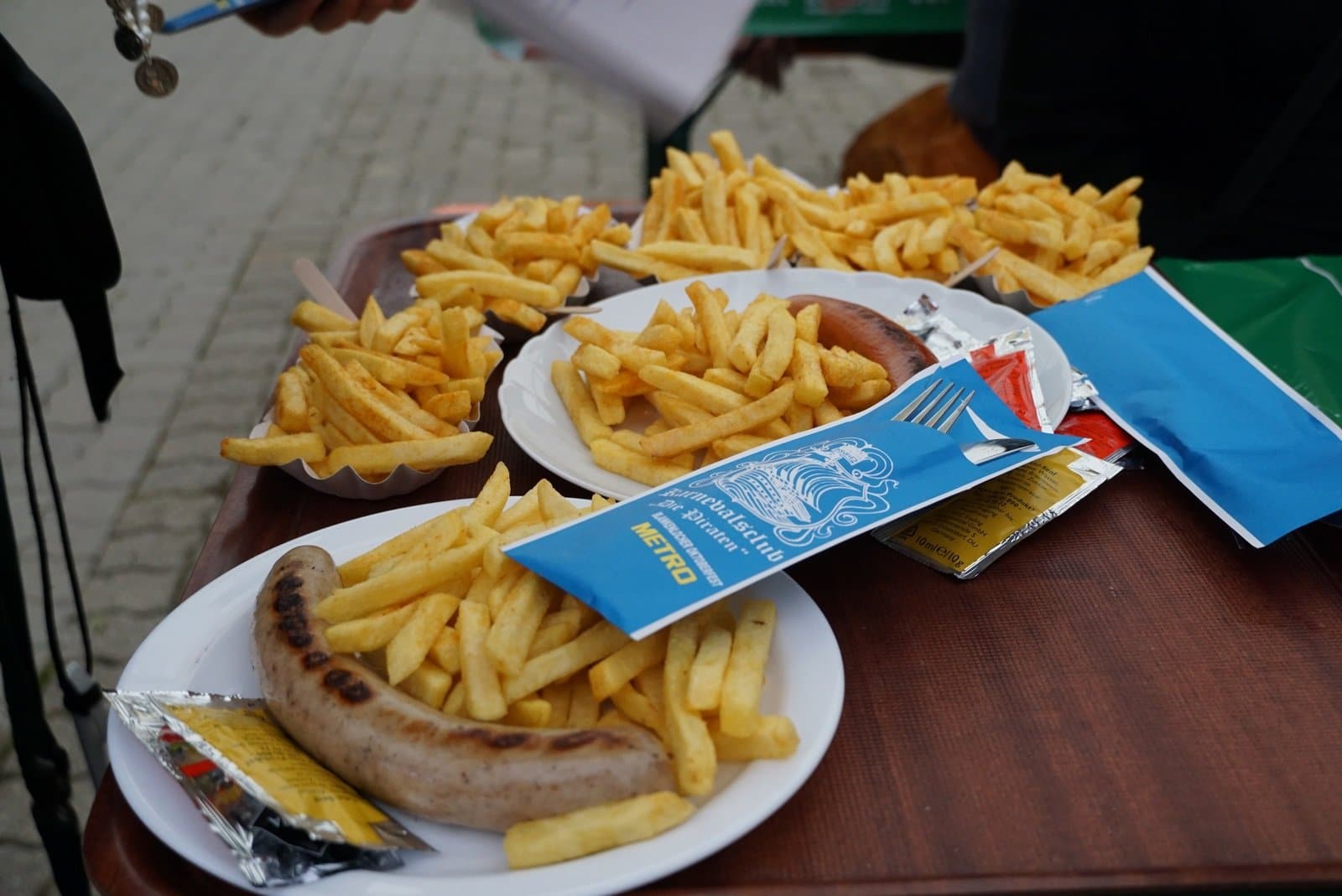 Bratwurst mit Pommes