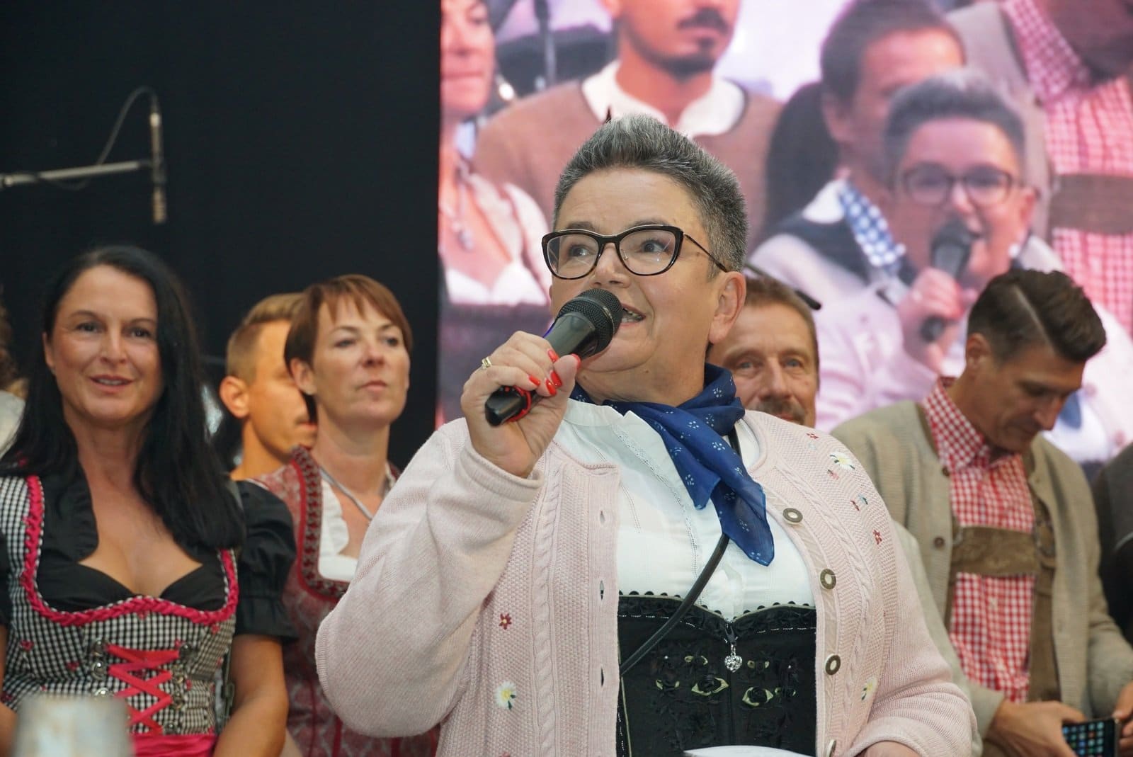 Bereits der zweite Fassanstich mit OB Petra Becker auf dem Blankenlocher Oktoberfest