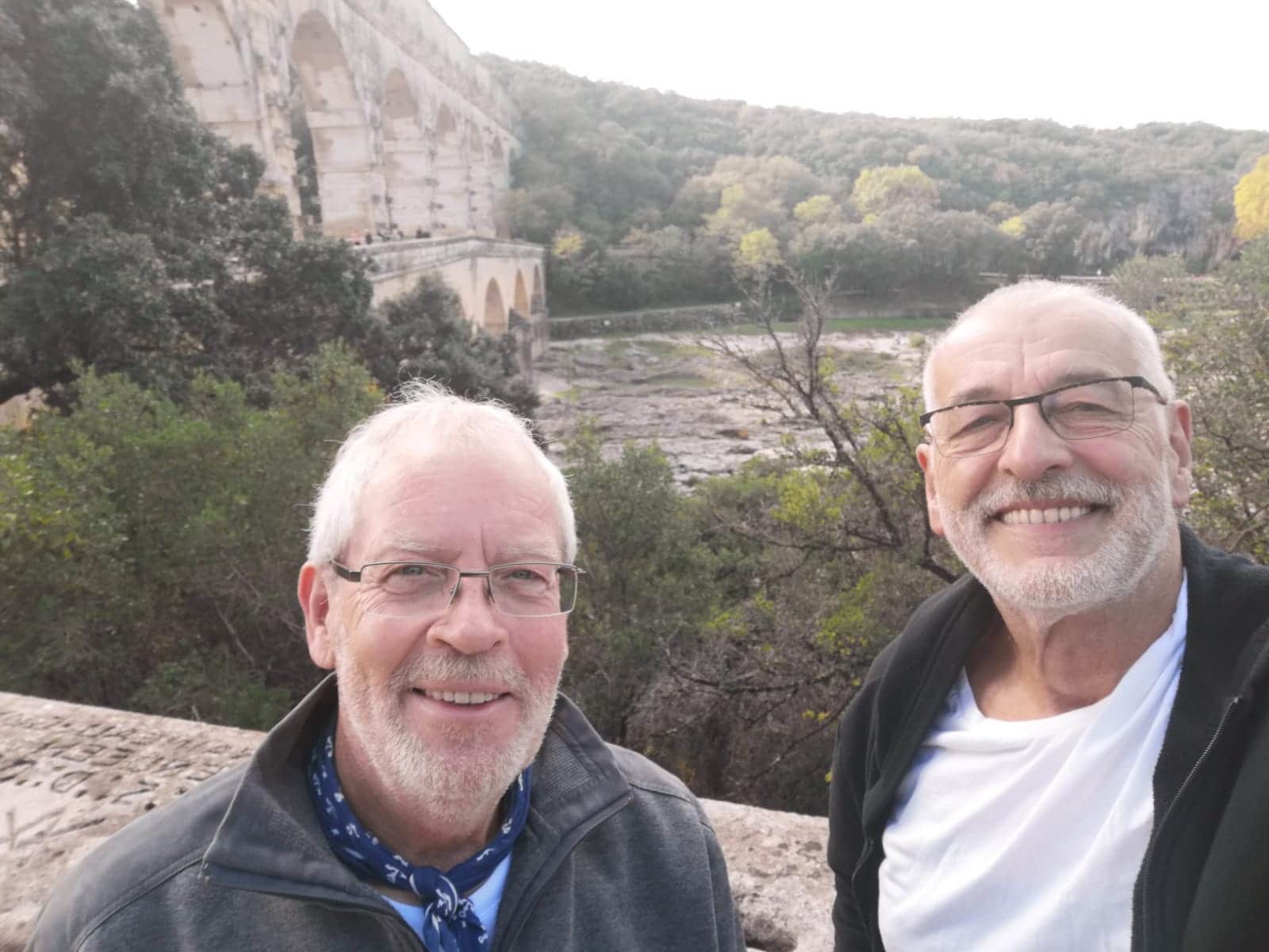 Siegfried Fernschild (links) und Peter Heidt an der Pont du Gard
