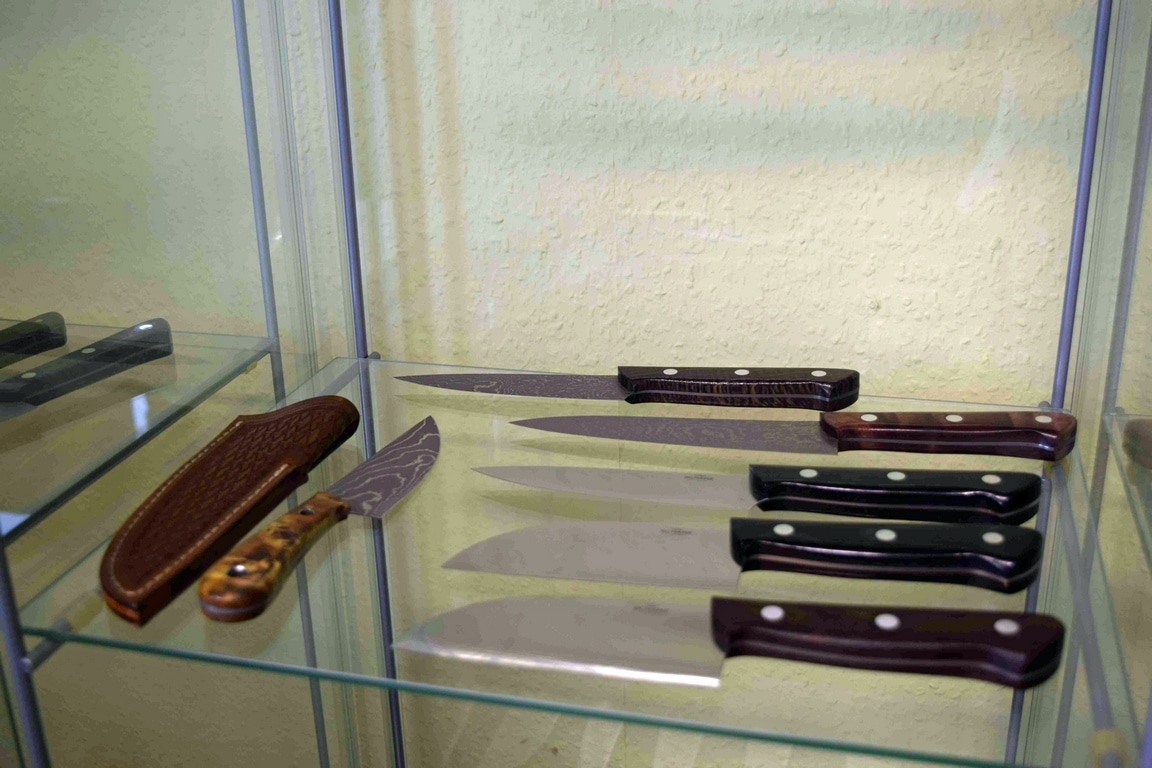Ein einfaches Kochmesser kann in fünf Stunden Arbeitszeit hergestellt werden, während Jürgen Schanz und seine Mitarbeiter auch mal tagelang für ein filigranes Detail brauchen. Der Preis für ein solches Messer beginnt bei 170 Euro – nach oben gibt es kein Limit. Sein bisher höchster Verkaufspreis liegt bei über 25.000 Euro für ein Schwert, das ein Scheich bestellt habe. Die beiden pflegten mittlerweile ein freundschaftliches Verhältnis und eine langjährige Geschäftsbeziehung.