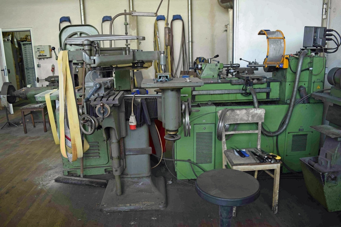 Seine Liebe zu schönen Klingen hat Jürgen Schanz früh entwickelt. Schon als kleines Kind hat er seinem Vater in der Werkstatt geholfen und ist mittlerweile gelernter Schneidewerkzeugmechaniker. Während seiner Ausbildungszeit hat er zwar nur vier Wochen lang an einem eigenen Messer mit all seinen Arbeitsschritten gearbeitet, doch diese kurze Zeitspanne hat seine Leidenschaft letztendlich geweckt. Schließlich hat er den Betrieb seines Vaters übernommen, um dort die Arbeit fortzuführen, die er wegen ihres Abwechslungsreichtums und der kreativen Möglichkeiten so sehr liebt.