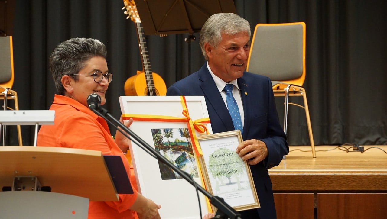 OB Petra Becker überreicht Geschenke