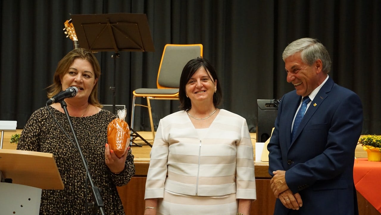 Ágnes Appelshoffer (Bürgermeisterin Tolna) und Dolmetscherin mit Edgar Geißler
