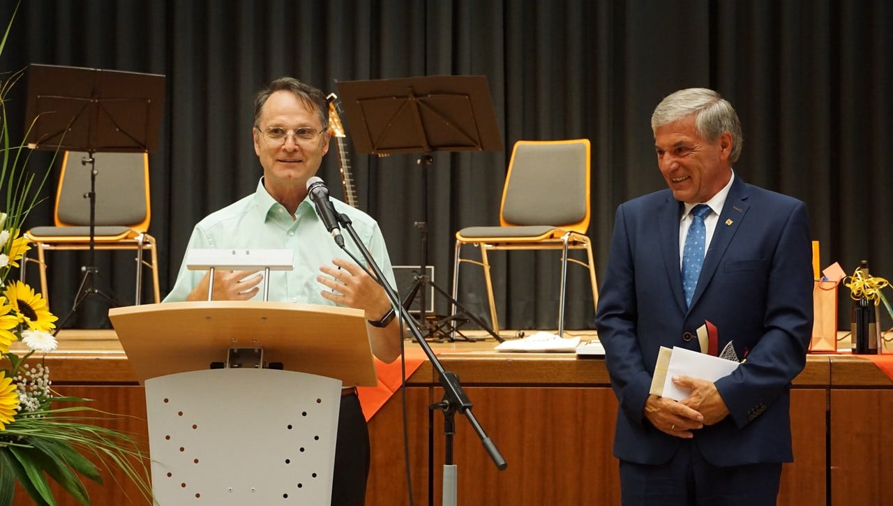 Joachim Mack (geschäftsführender Schulleiter der Stutenseer Schulen) mit Edgar Geißler
