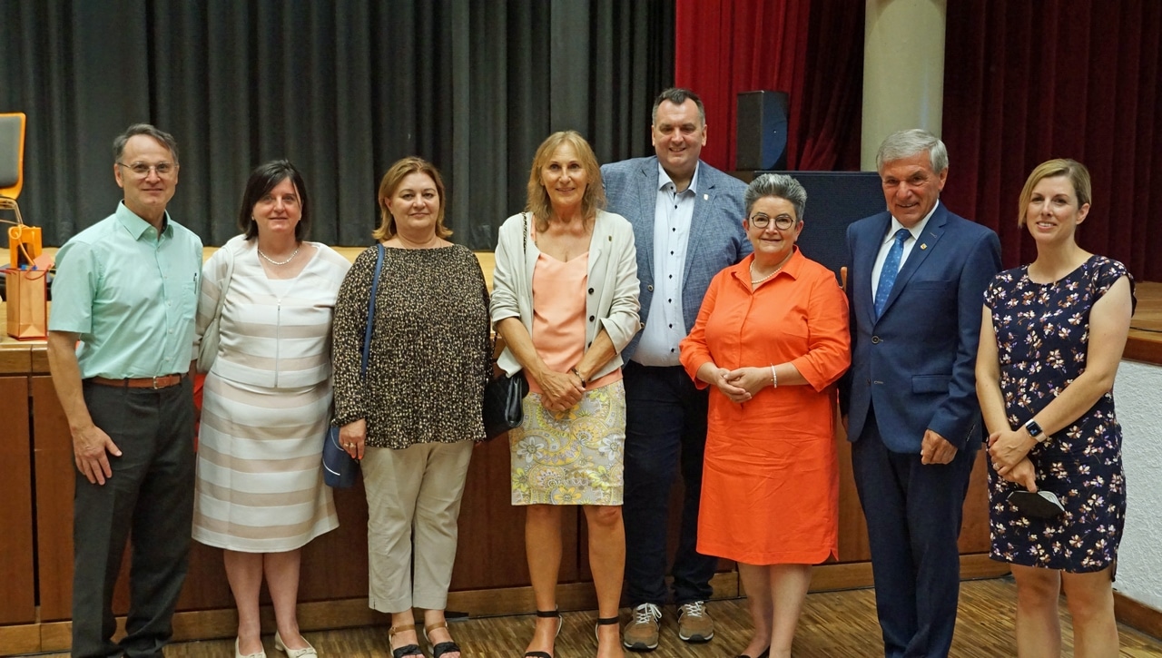 Joachim Mack, Ágnes Appelshoffer mit Dolmetscherin, Andrea Schwarz (MdL), Ansgar Mayr (MdL), OB Petra Becker, Edgar Geißler, Tamara Schönhaar (EBM)