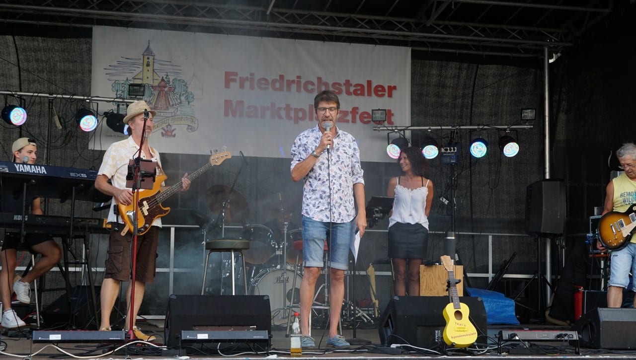 Eröffnung Freitag Abend: Ortsvorsteher Lutz Schönthal und Topinambur