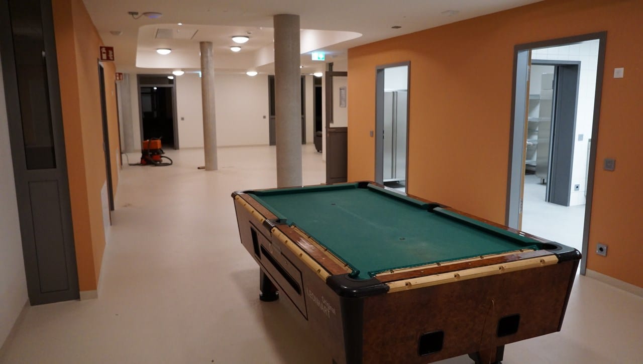 Billard-Tisch im Gang