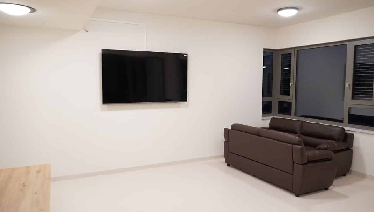 Aufenthaltsraum mit Fernseher