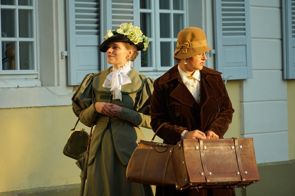 Christine Redfern (Lea Schmidt) begleitet die geheimnisvolle Mrs. Neele (Maren Müller, rechts) ins Hotel