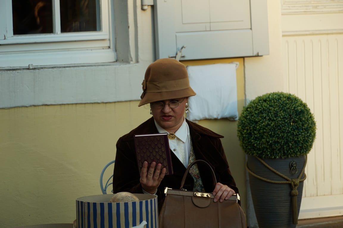 Mrs. Neele erhält den ersten Schauerroman