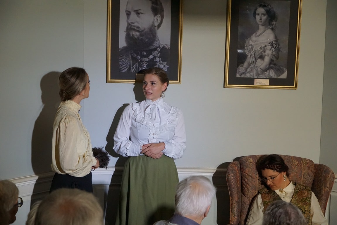 Myra Gardener (Stephanie Rosenfeld) und Christine Redfern (Lea Schmidt) sorgen sich um Mrs. Neele (Maren Müller)