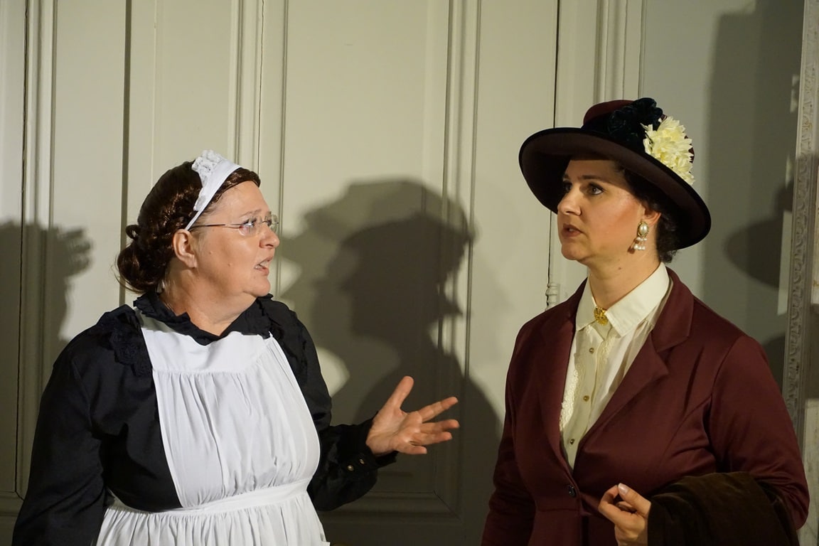 Mary Reilly mit Denise Carew (Maren Müller)