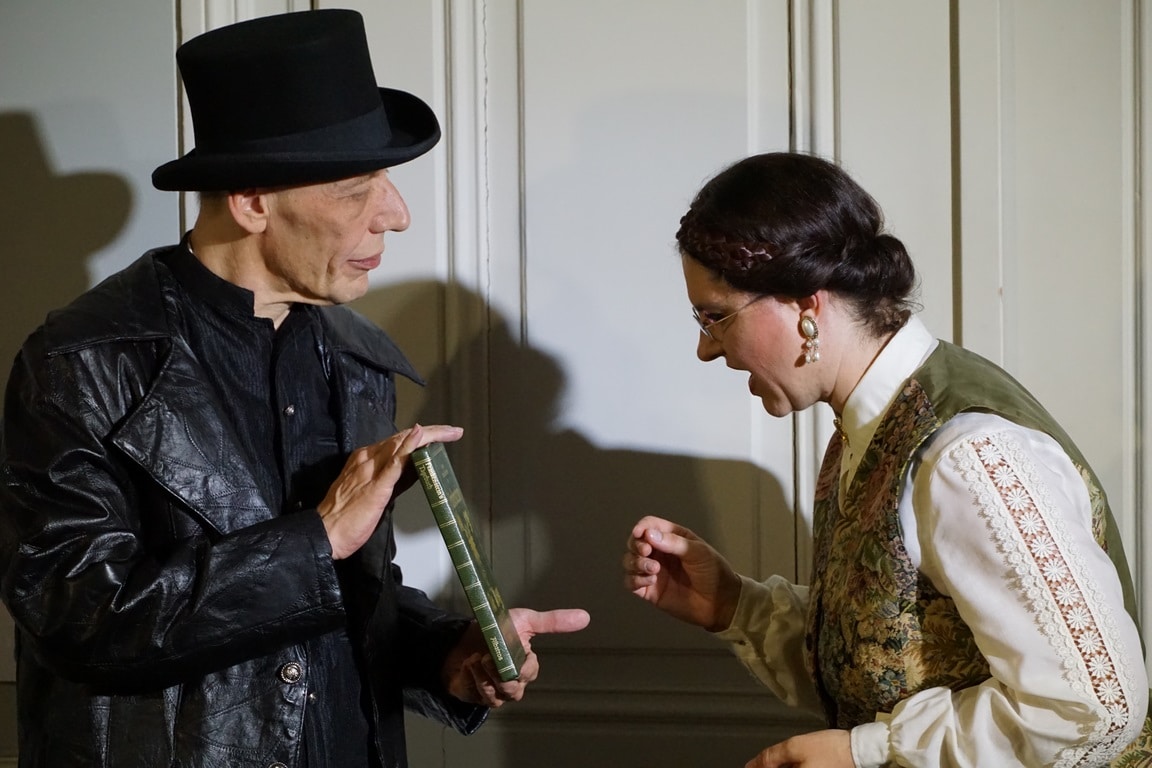 Mrs. Neele (Maren Müller) bekommt den nächsten Roman von Mr. Marvoleath (Marcel Horvatitsch)