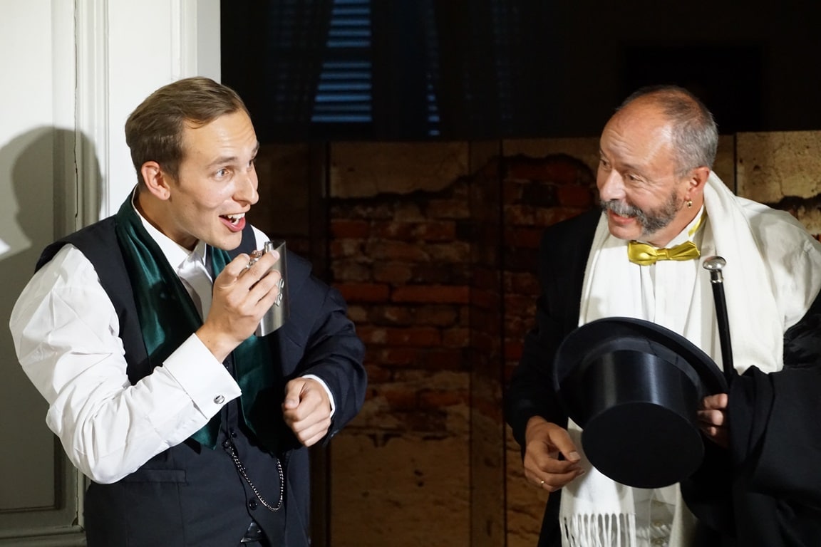 Viktor Frankenstein (Kevin Horvatitsch) nach einer durchzechten Nacht mit seinem Freund Henri Clerval (Dieter Raupp)