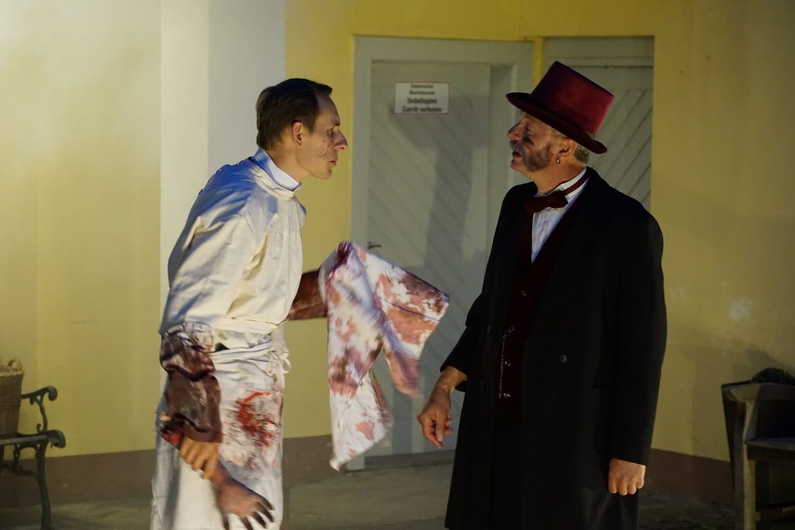 Frankenstein (Kevin Horvatitsch) und Henri Clerval (Dieter Raupp)