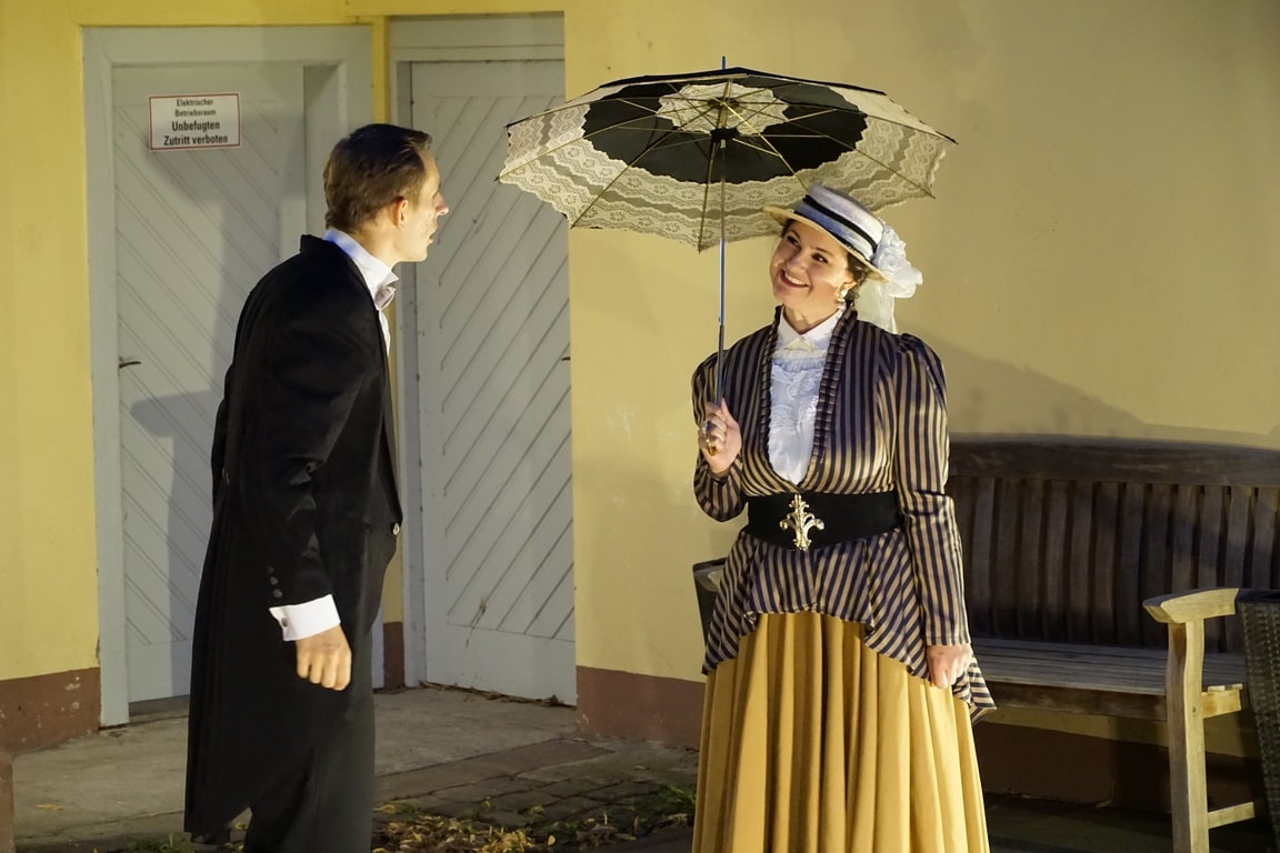Frankenstein mit seiner Verlobten Elisabeth Lavenza (Maren Müller)