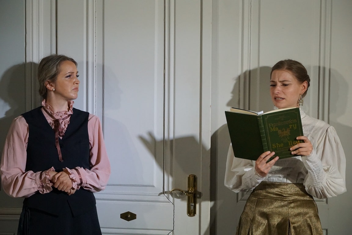 Myra Gardener (Stephanie Rosenfeld) und Christine Redfern (Lea Schmidt) finden den Frankenstein-Roman