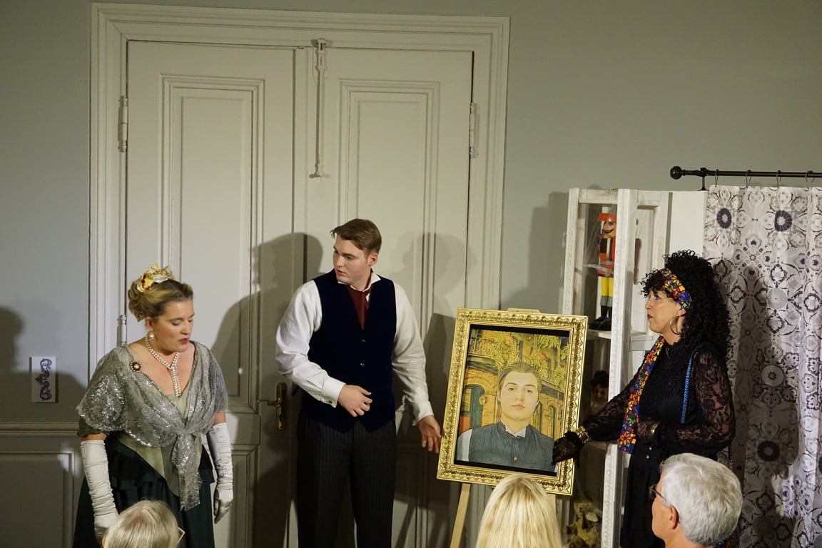 Das Bildnis des Dorian Gray (Luca Mall) mit Cousine Ellen Campbell (Stefanie Bertsch, links) und Malerin Bessie Hallward (Gaby Schneider-Mall)