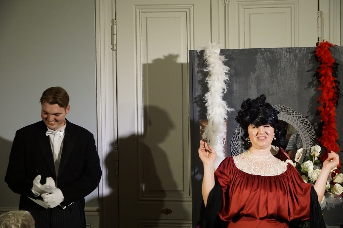 Dorian Gray (Luca Mall) trennt sich von seiner Verlobten Sybil Vane (Maren Müller)