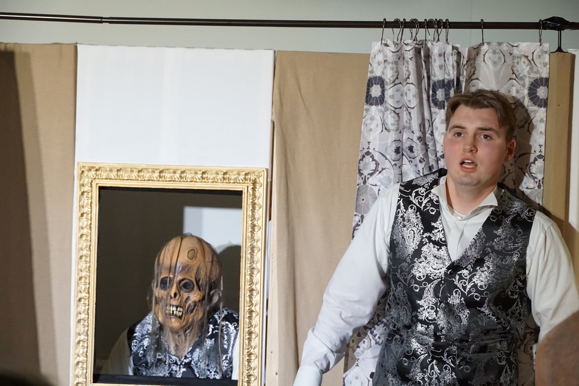 Das Bildnis (Marcel Horvatitsch) altert, Dorian Gray (Luca Mall) bleibt jung