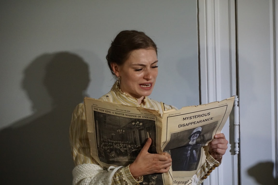 Christine Redfern (Lea Schmidt) kommt dem Geheimnis um Mrs. Neele auf die Spur