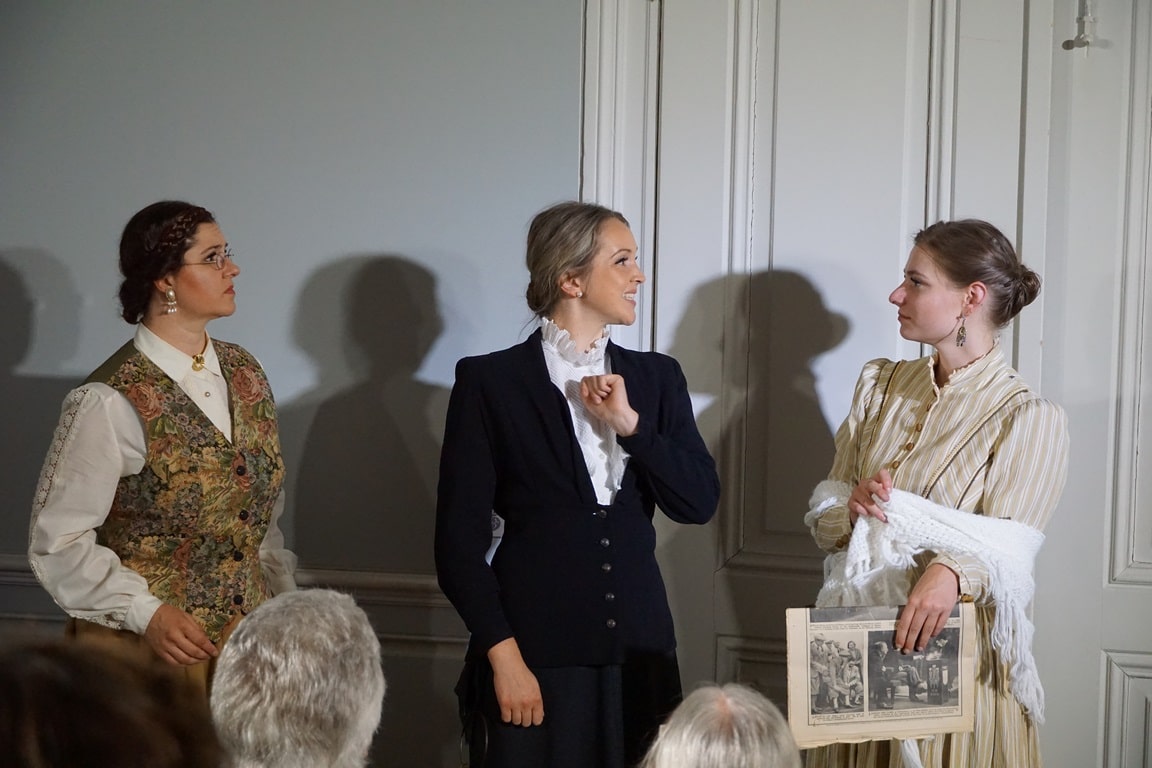 Mrs. Neele (Maren Müller, links) wird von Myra Gardener (Stephanie Rosenfeld) und Christine Redfern (Lea Schmidt) zur Rede gestellt