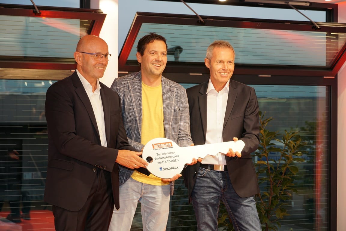 Schlüsselübergabe: Bertram Hornung, Martin Schilling (Generalunternehmer Goldbeck), Gerd Hornung
