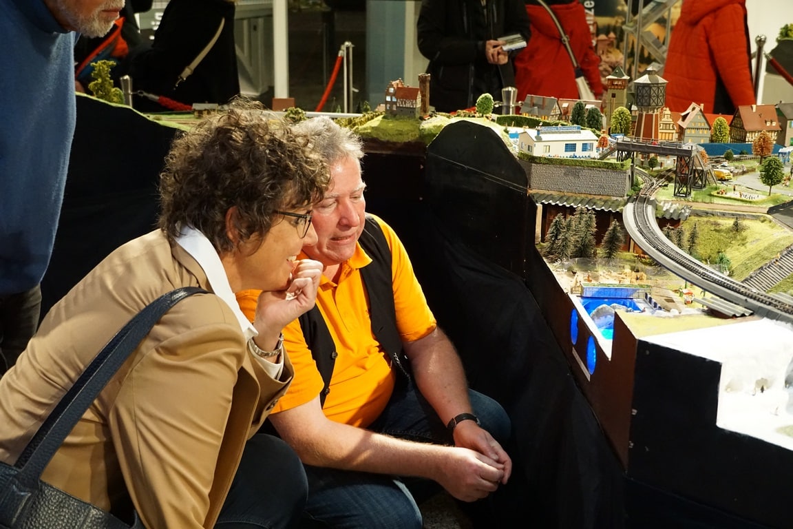 Matthias Wagner, Leiter der Modellbahn-AG, erläutert Sylvia M. Felder, Präsidentin des Regierungspräsidiums, die Anlage