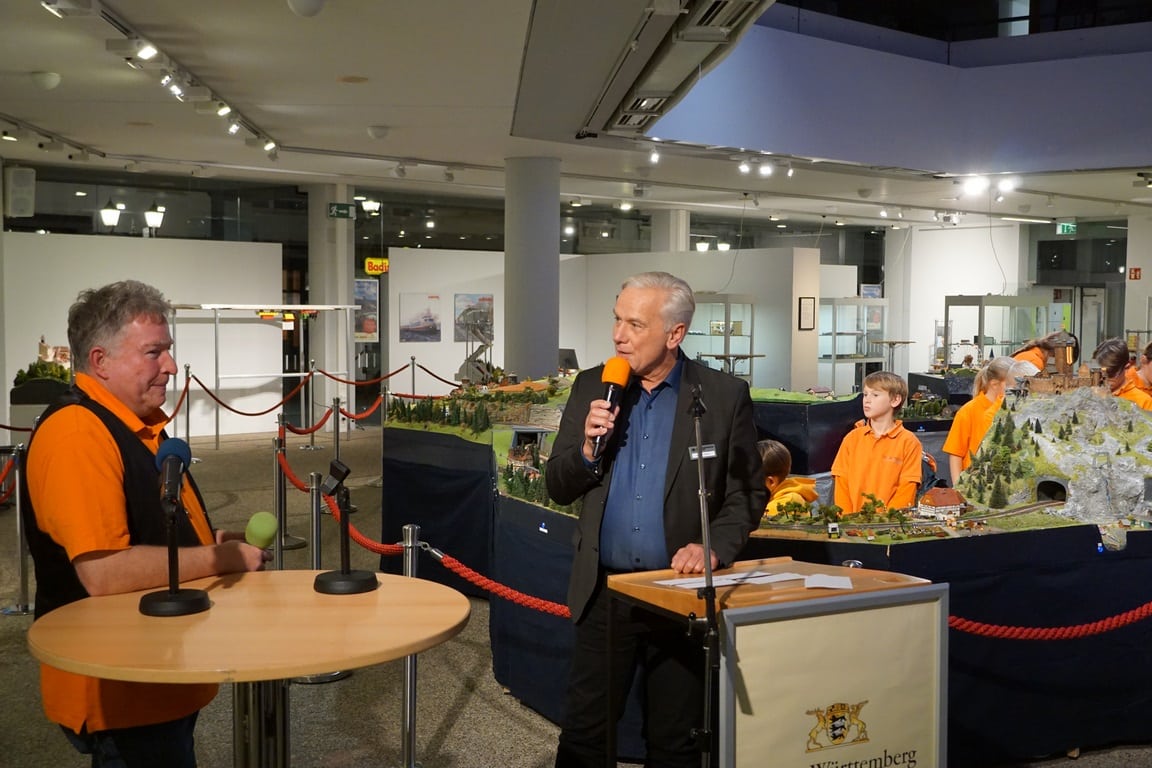 Gesprächsrunde mit Joachim Fischer, Leiter des Ausstellungsbereichs im Regierungspräsidium, mit TMG-Lehrer Matthias Wagner