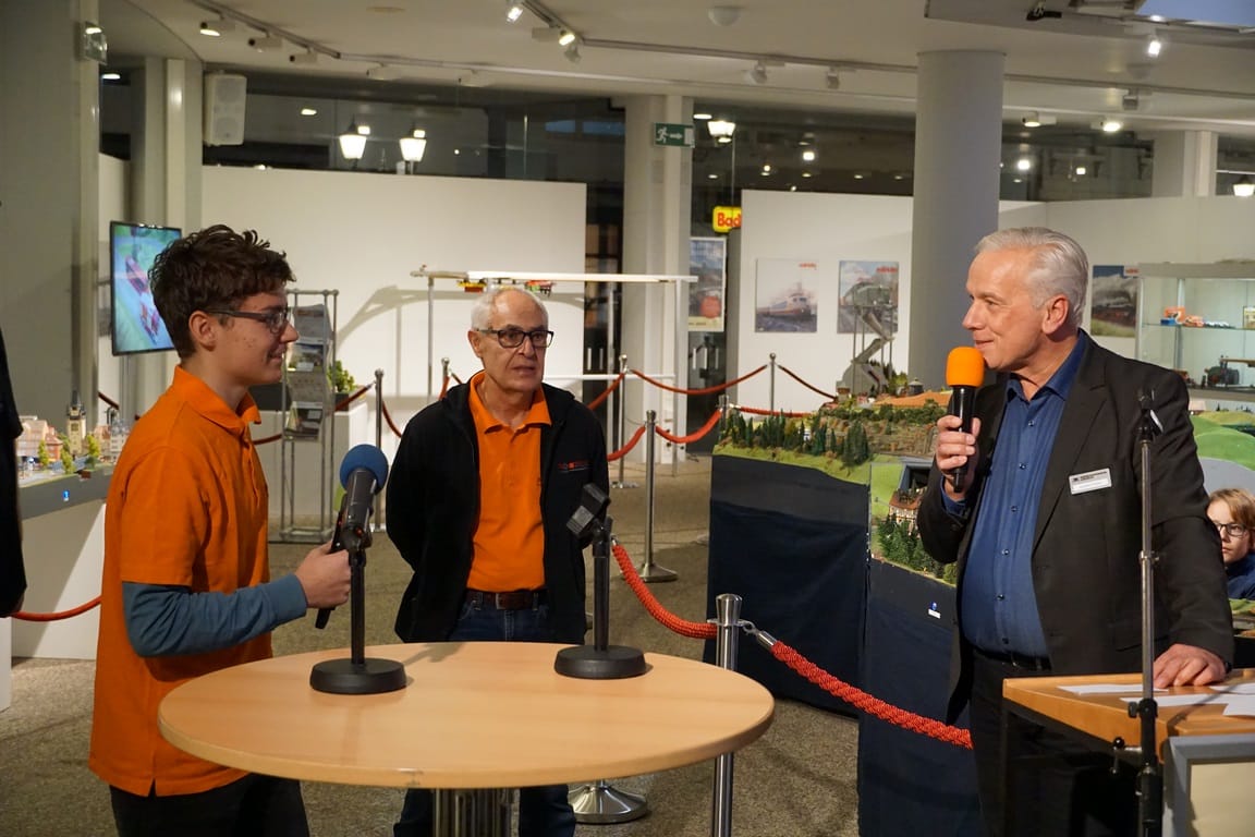 Gesprächsrunde mit Joachim Fischer, Leiter des Ausstellungsbereichs im Regierungspräsidium, mit TMG-Schüler Simon Sitzmann