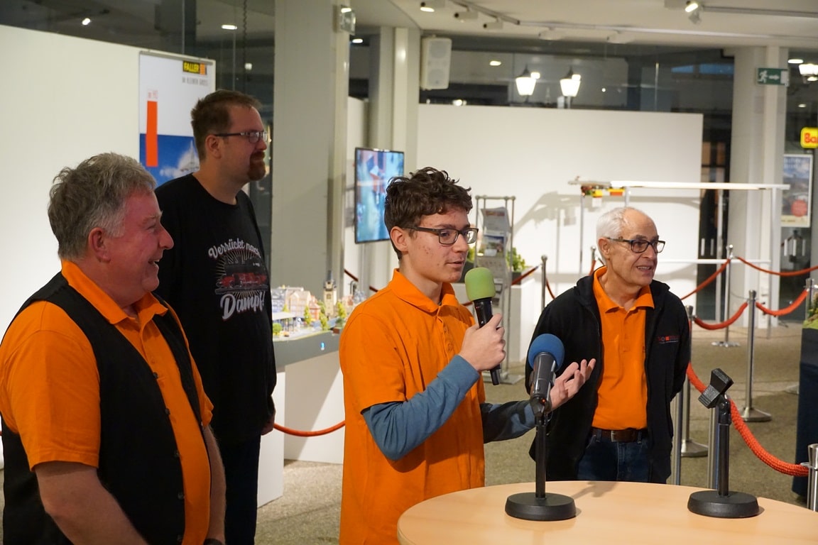 Gesprächsrunde mit Joachim Fischer, Leiter des Ausstellungsbereichs im Regierungspräsidium, mit TMG-Schüler Simon Sitzmann