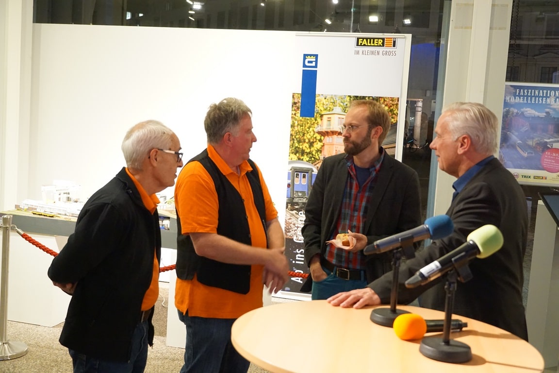 Dieter König, Matthias Wagner, TMG-Schulleiter Christian Beck, Joachim Fischer, Leiter des Ausstellungsbereichs im Regierungspräsidium